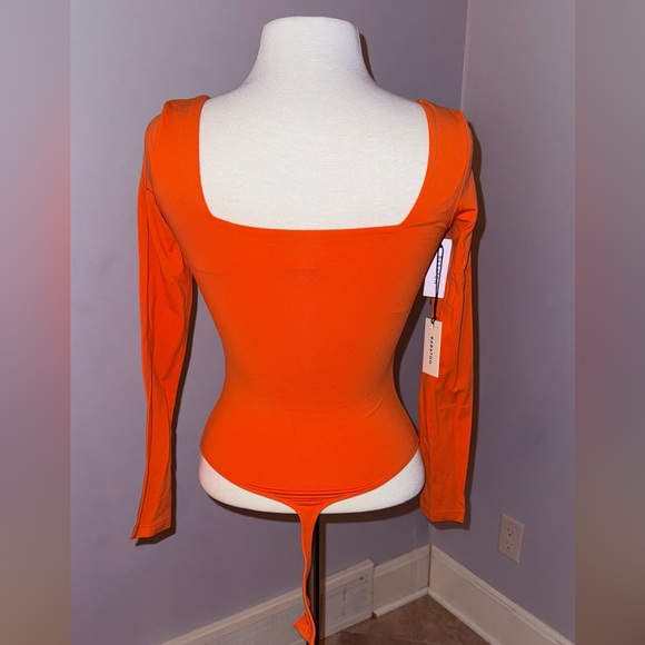 Aritzia Babaton Contour Long Sleeve Bodysuit - Picture 2 of 4